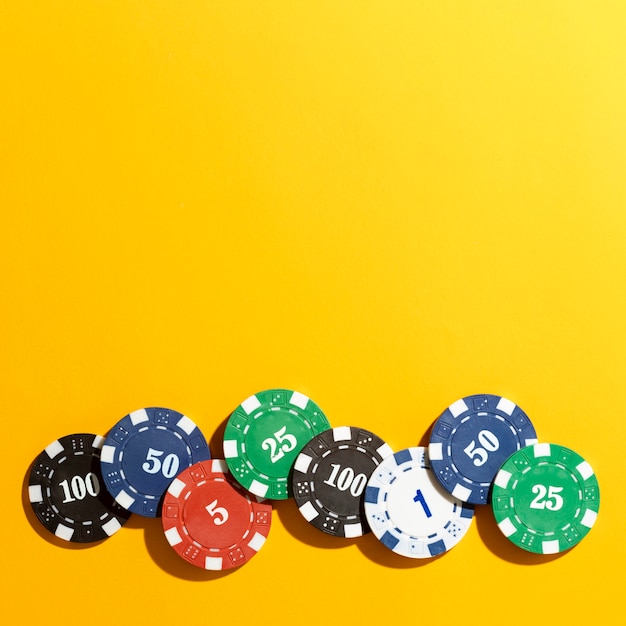 Tokens de cassino em fundo amarelo