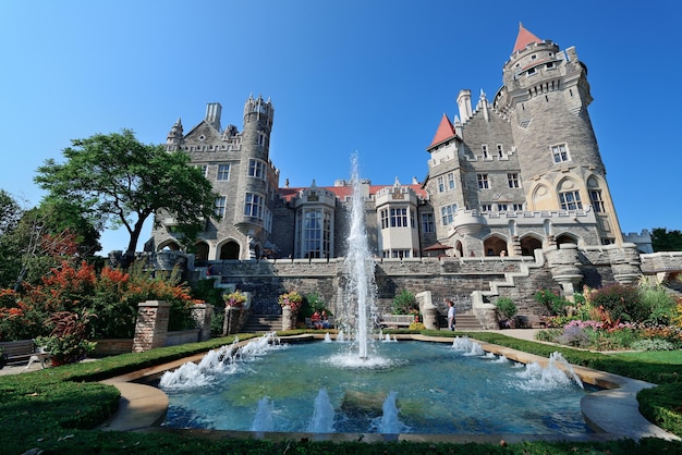 Foto grátis toronto, canadá - 3 de julho: vista exterior da casa loma em 3 de julho de 2012 em toronto, canadá. construído de 1911 a 1914 e estabelecido como museu em 1937, foi a maior residência privada do canadá.