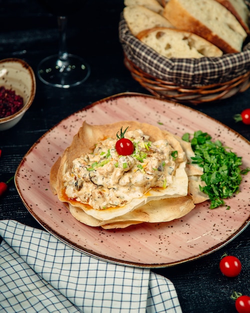 Foto grátis tortilla cheia de salada cremosa e coberta com ervas