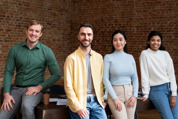 Foto grátis trabalhadores corporativos fazendo brainstorming juntos