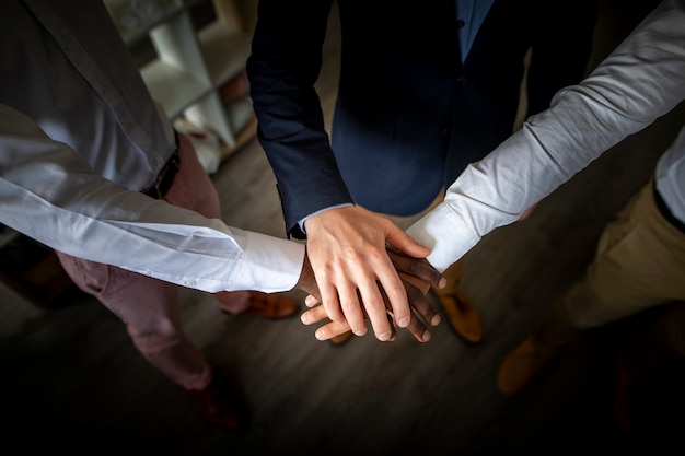 Foto grátis trabalho em equipe de negócios unir as mãos