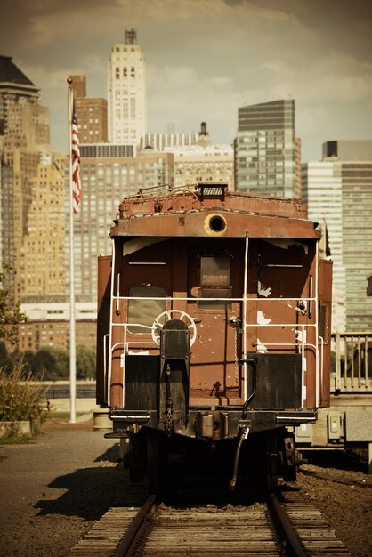 Trem e centro de Manhattan no parque.