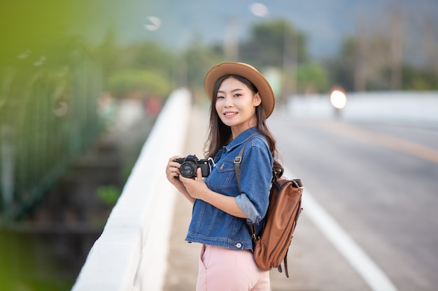 Foto grátis turistas do sexo feminino que tiram fotos da atmosfera