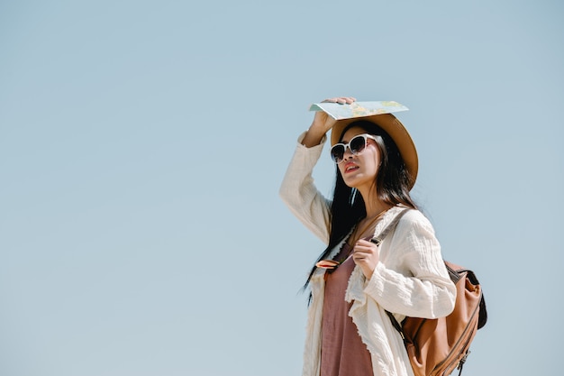 Foto grátis turistas femininas espalham seus braços e seguram suas asas