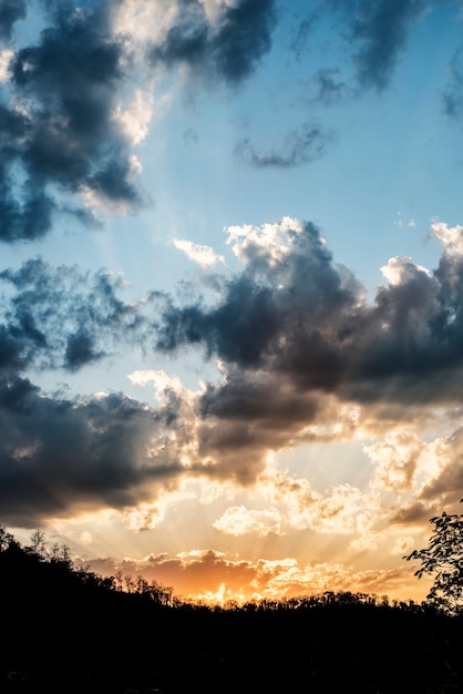 Foto grátis um céu com nuvens