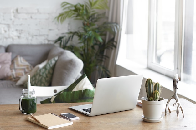 Foto grátis um espaço de trabalho moderno com ambiente claro