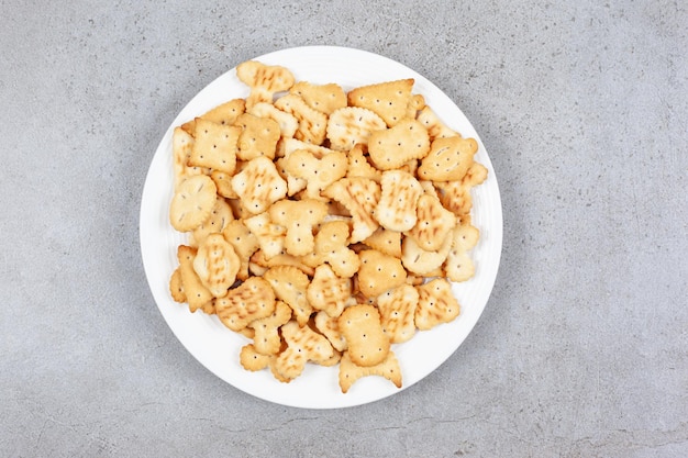 Uma travessa cheia de biscoitos crocantes na superfície do mármore