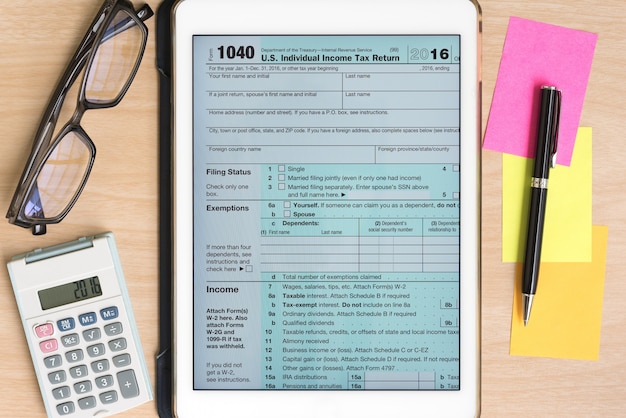 Foto grátis us formulário de imposto 1040 em comprimido com calculadora e caneta