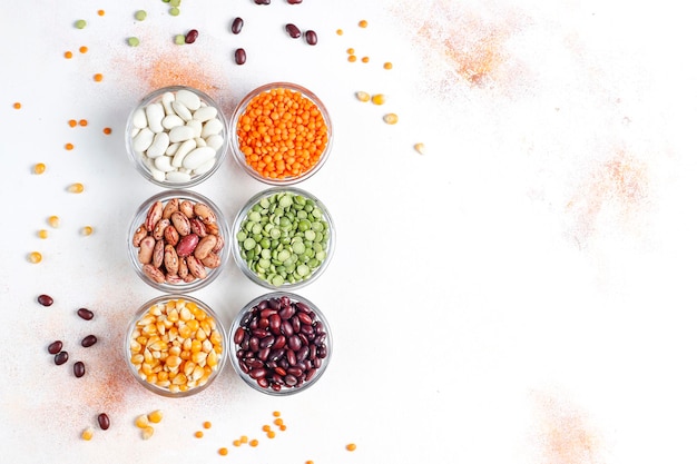 Foto grátis variedade de legumes e feijões. alimentos saudáveis com proteínas veganas.