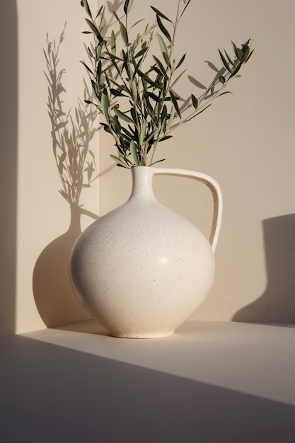 Foto grátis vaso branco mínimo com plantas