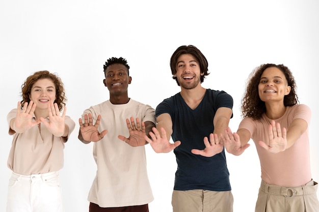 Foto grátis veja como as pessoas estão ficando mais fortes juntas