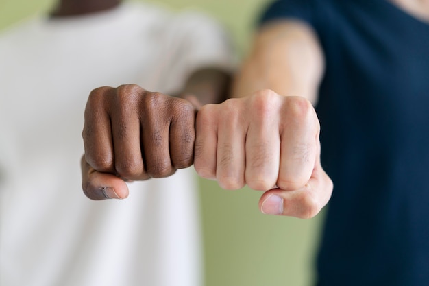 Foto grátis veja como as pessoas estão ficando mais fortes juntas