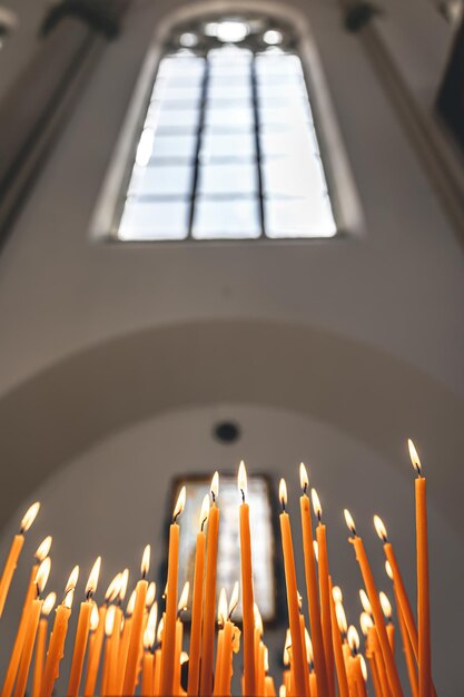 Velas fechadas no templo em um fundo desfocado