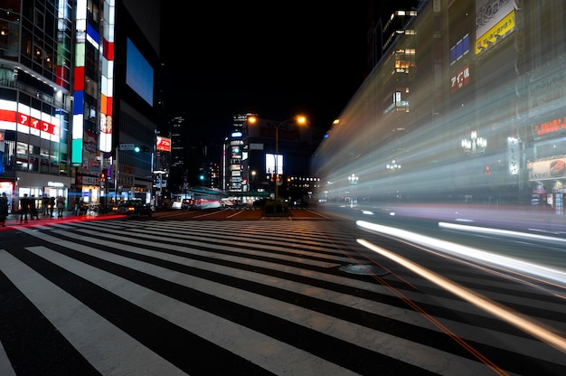 Vida noturna da cidade com brilhos de luz