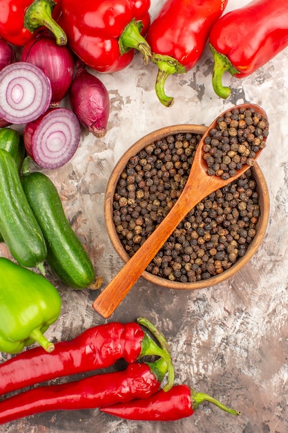 Foto grátis visão vertical de pimenta-do-reino, vários vegetais picados e inteiros