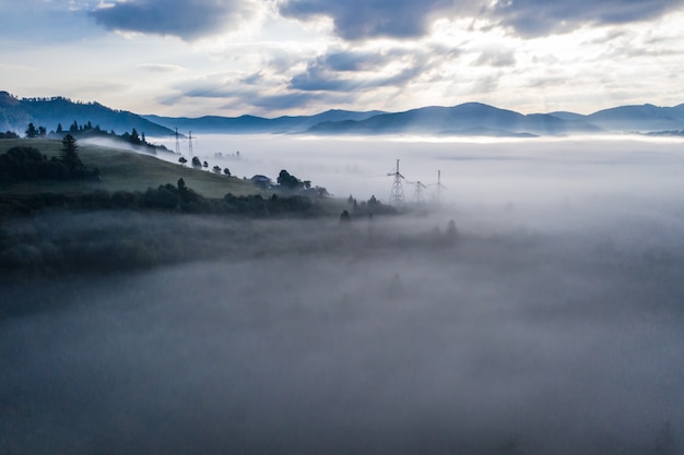 Vista aérea da floresta mista colorida, envolta em névoa da manhã em um lindo dia de outono