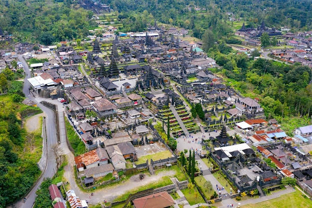 Foto grátis vista aérea do templo besakih em bali, indonésia