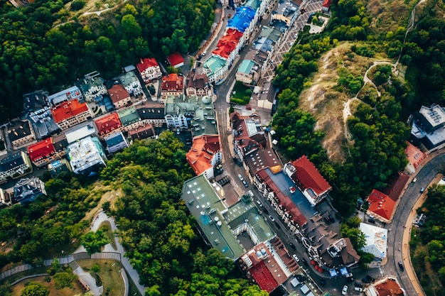 Foto grátis vista aérea panorâmica de andreevsky. descida da parte histórica da cidade