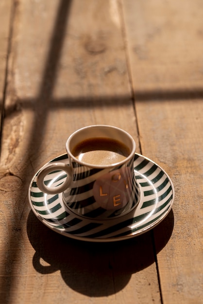 Foto grátis vista alta xícara de café na mesa