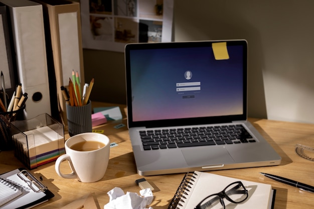 Foto grátis vista da mesa de escritório com espaço de trabalho bagunçado e laptop