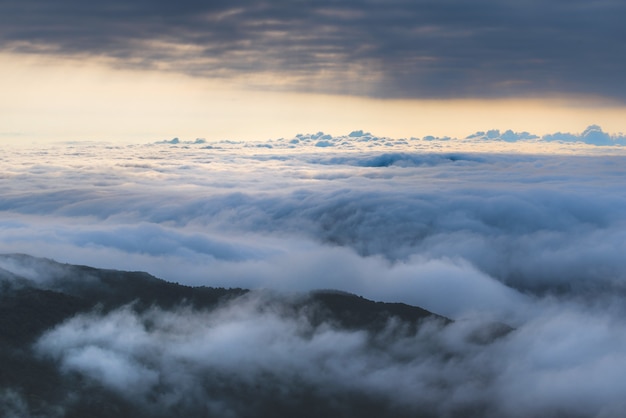 Foto grátis vista de alto ângulo das nuvens sobre as colinas ao pôr do sol