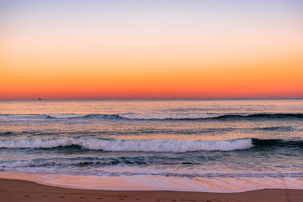 Foto grátis vista de um incrível pôr do sol na praia