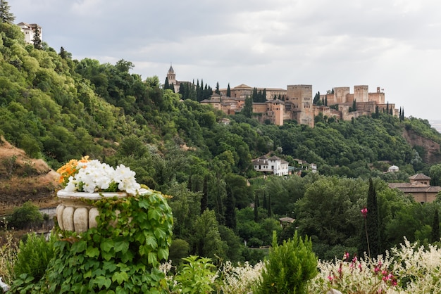 Foto grátis vista do famoso palácio de alhambra em granada, no bairro de sacromonte