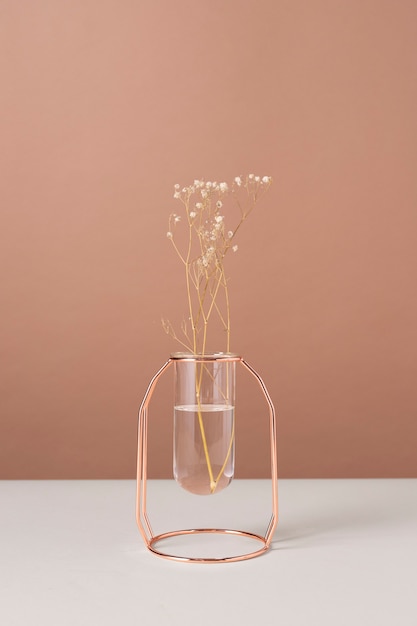 Foto grátis vista frontal da decoração de flores em um vaso transparente