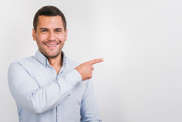 Vista frontal do homem sorridente com espaço de cópia