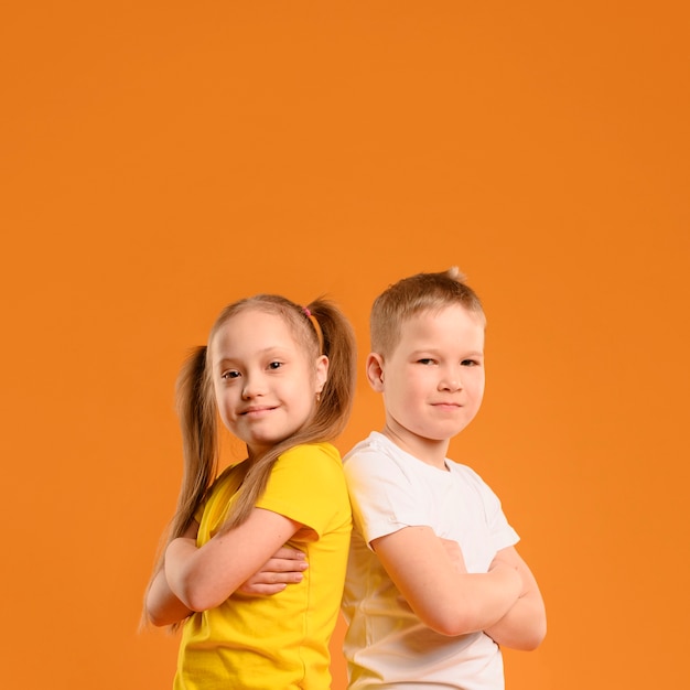 Vista frontal menino e menina com espaço de cópia