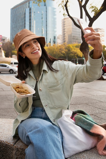 Foto grátis vista frontal mulher mexicana comendo comida ranchero