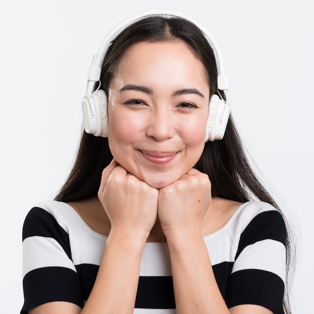 Foto grátis vista frontal mulher sorridente com fones de ouvido