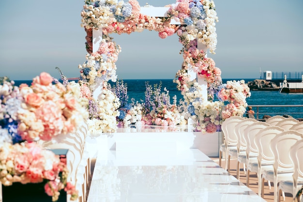 Foto grátis vista no arco do casamento na frente