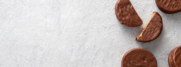 Foto grátis vista superior de biscoitos alfajores com espaço de cópia