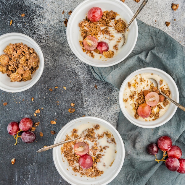 Foto grátis vista superior delicioso café da manhã com granola e leite