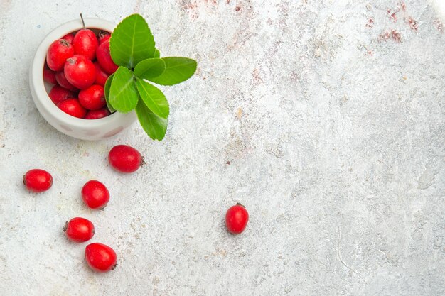 Vista superior frutas vermelhas na mesa branca frutas vermelhas