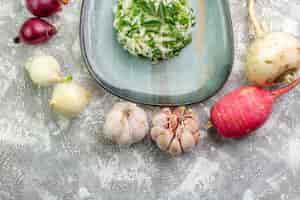 Foto grátis vista superior saborosa salada de repolho com legumes frescos na mesa branca