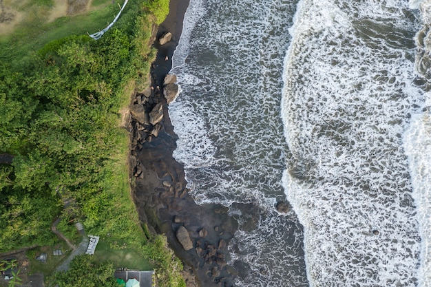 Foto grátis vista superior vista do mar com ondas quebrando contra as rochas