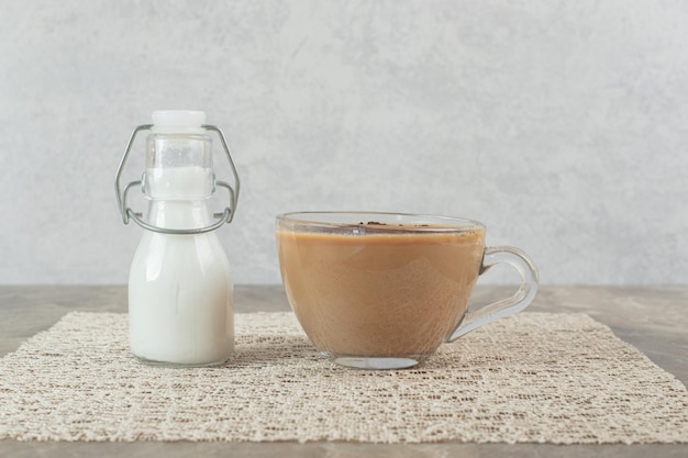 Foto grátis xícara de café e açúcar na mesa de mármore