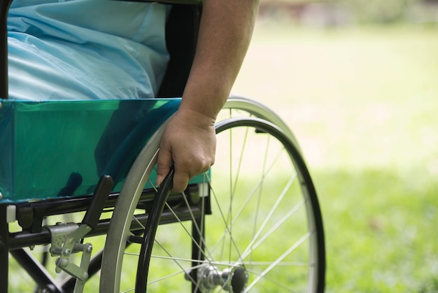 Kostenloses Foto abschluss oben einsame ältere frau, die auf rollstuhl am garten im krankenhaus sitzt