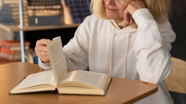 Kostenloses Foto Ältere frau liest zu hause