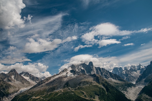 Kostenloses Foto aiguille verte mit bewölktem blauem himmel und gletschern und bergen