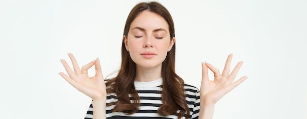 Kostenloses Foto alles unter kontrolle junge frau meditiert stehend in zen-yoga-pose hält ruhig posieren mit