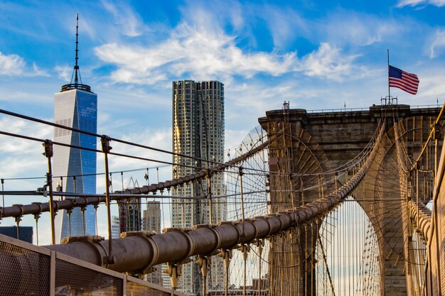 Alte Brücke mit Seilen und eine amerikanische Flagge