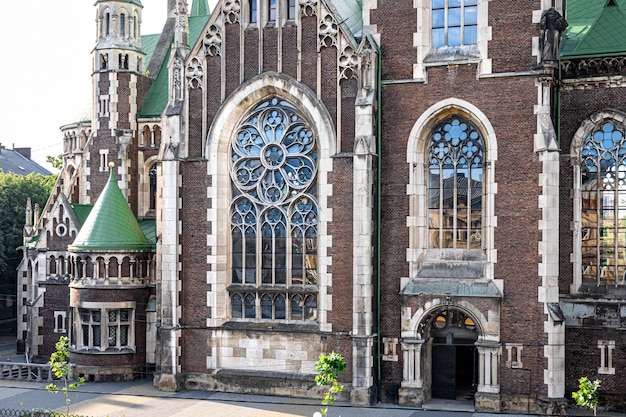 Kostenloses Foto alte kirche mit buntglasfenstern und fensterteilen des gebäudes