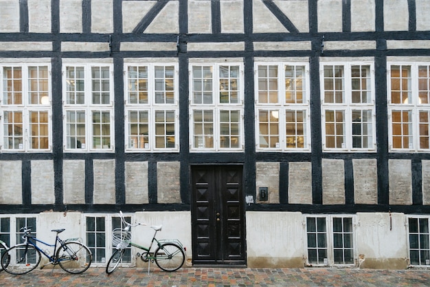 Kostenloses Foto altes haus außen mit gepflasterten bürgersteig