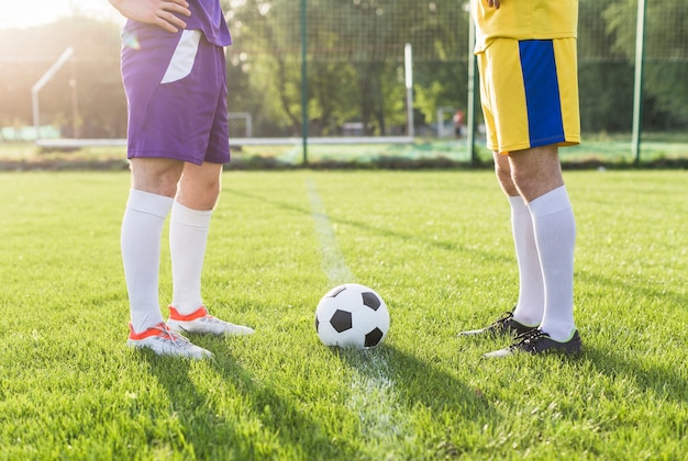 Kostenloses Foto amateurfußballkonzept mit den beinen von spielern