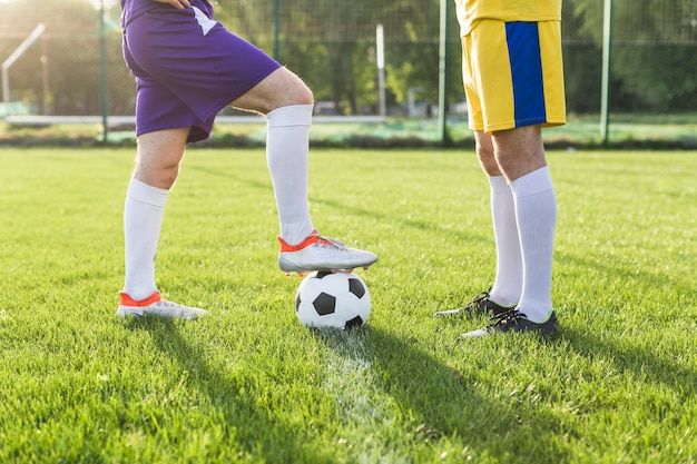 Kostenloses Foto amateurfußballkonzept mit den beinen von spielern