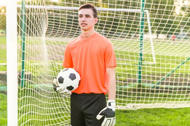 Kostenloses Foto amateurfußballkonzept mit torhüter