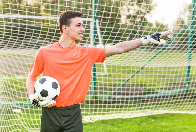 Kostenloses Foto amateurfußballkonzept mit torhüter